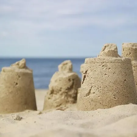 Cozy Close To The Beach, Azy Holiday home *